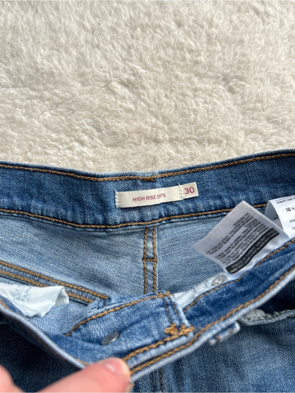 Levi’s Denim Distressed High-Rise Women’s Jean Shorts - Picture 2 of 3